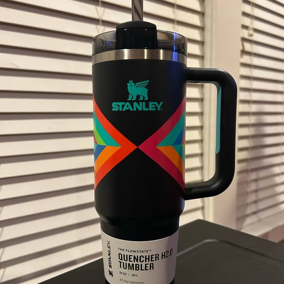 Stanley Quencher H2.0 FlowState Tumbler HYPER GEO Heat Wave edition 30 ounce